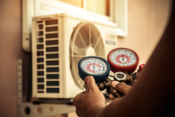 Professional Hvac Installation technician working in Von Ormy, TX